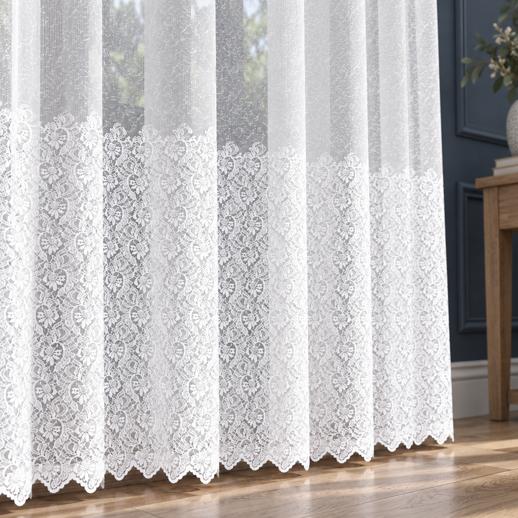 Zbliżenie kwiatowego wzoru i ozdobnej krawędzi firany