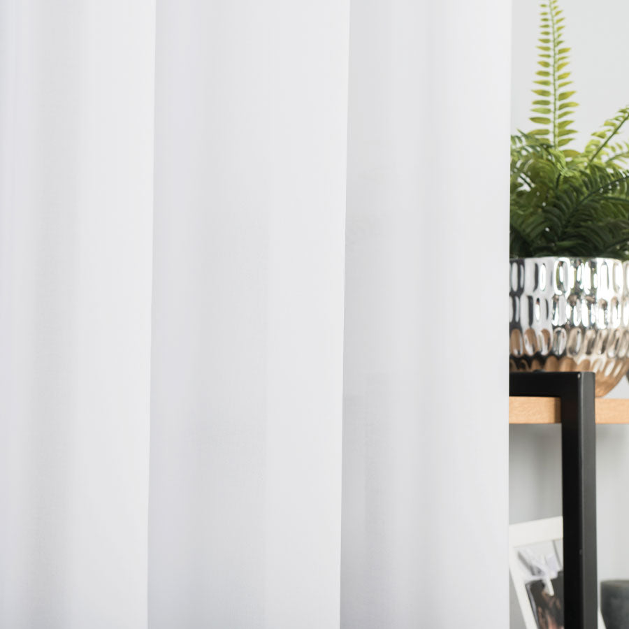 Biała gładka lejąca się firanka do salonu z obciążnikiem i taśmą Firanka pieknefirany