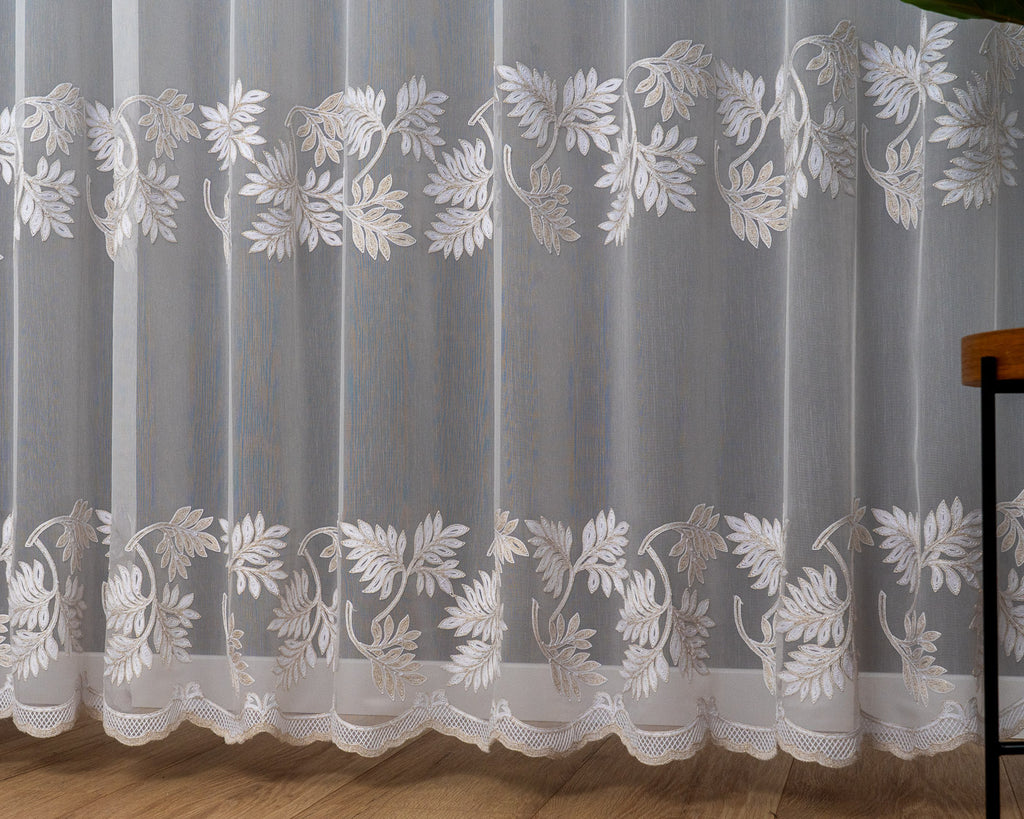 Dwa pasy haftowanych biało-złotych liści i falowany dół firany